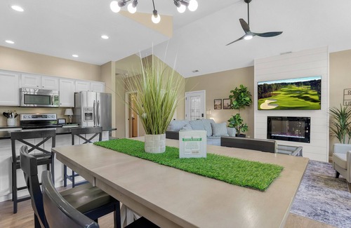 Camdenton House | We’re #1 - Tee Box! Charming Cottage nestled in the heart of Old Kinderhook!