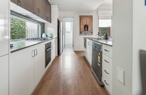 West Croydon House | West Croydon Luxury Townhouse 3br 2bth near Cafés, Coles Free Parking close CBD