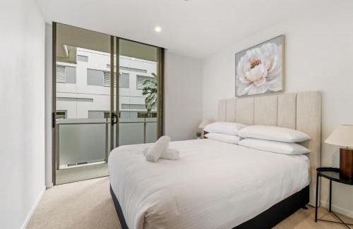 West End Apartment | West End Flat with Pool and BBQ Access