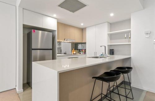 West End Apartment | West End Flat with Pool and BBQ Access