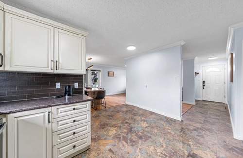 West Edmonton House | West End Gem – Sleep 6 -full house -Steps to WEM & Misericordia