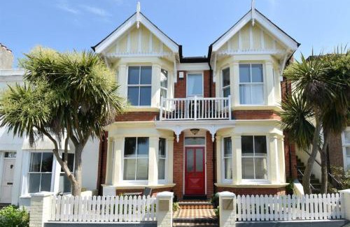 Hastings Apartment | West Hill Retreat Seaview Balcony Penthouse Suite & Free Offstreet Parking