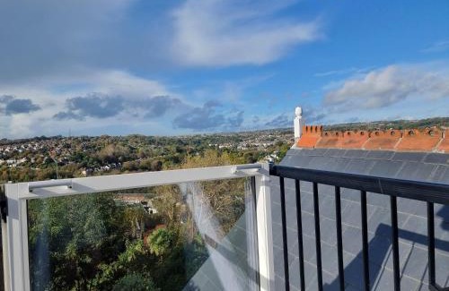 Hastings Apartment | West Hill Retreat Seaview Balcony Penthouse Suite & Free Offstreet Parking
