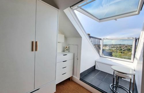 Hastings Apartment | West Hill Retreat Seaview Balcony Penthouse Suite & Free Offstreet Parking