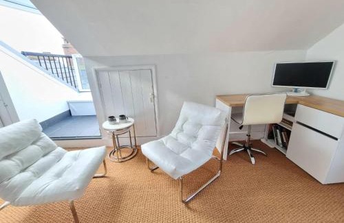 Hastings Apartment | West Hill Retreat Seaview Balcony Penthouse Suite & Free Offstreet Parking