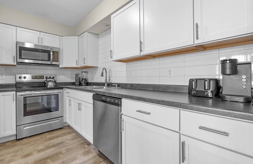 Springfield Apartment | West Side Cozy Home, Pet Friendly