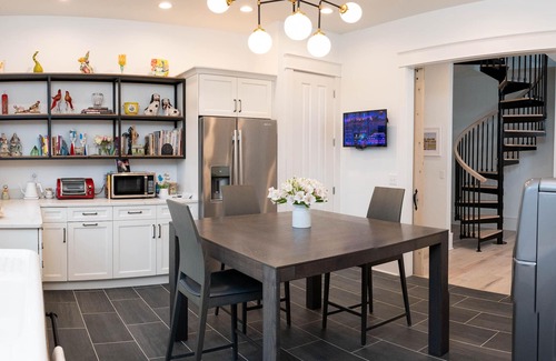Georgetown House | West Suite-Charming 🕊️ Bleubird Studio + Suites -Art Yoga Boutique Stay
