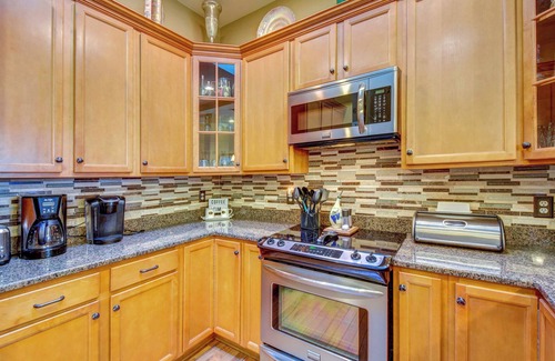 West Union House | West Union Townhome w/Patio & Lake View