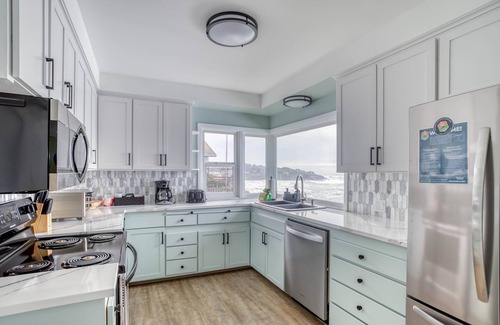 Depoe Bay House | Whales and Outstanding Rocky Surf Views from this Depoe Bay Oceanfront Perch!