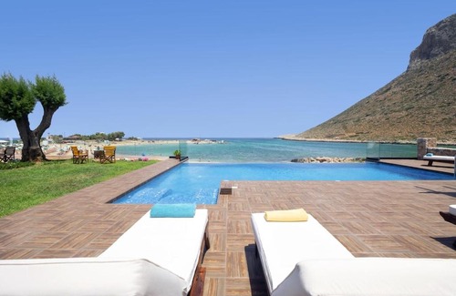 Stavros Villa | When the pool touches the sea..