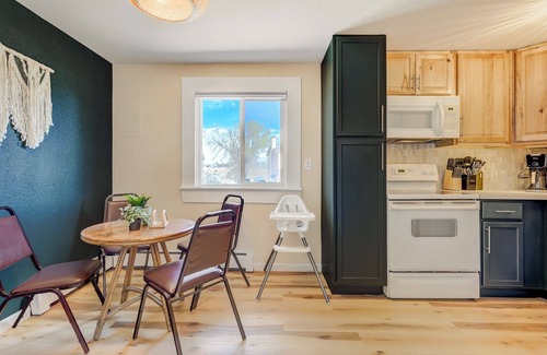 Cimarron Hills Apartment | Whimsical Wanderlust Hideaway - Cozy 2-BR w/Views, King Bed & Pet-Friendly Yard