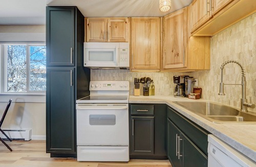 Cimarron Hills Apartment | Whimsical Wanderlust Hideaway - Cozy 2-BR w/Views, King Bed & Pet-Friendly Yard