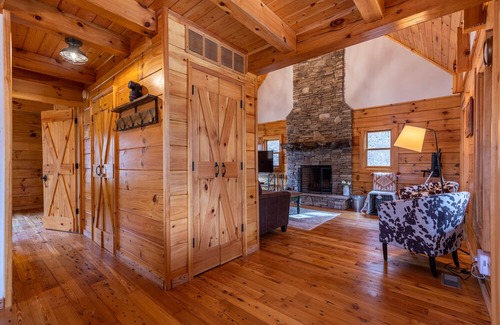 Sugar Grove House | Whiskey Creek Cabin