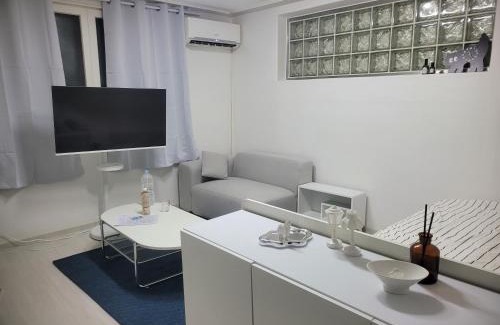 Samjeon-dong Villa | White Blue House