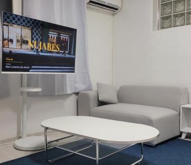 Samjeon-dong Villa | White Blue House