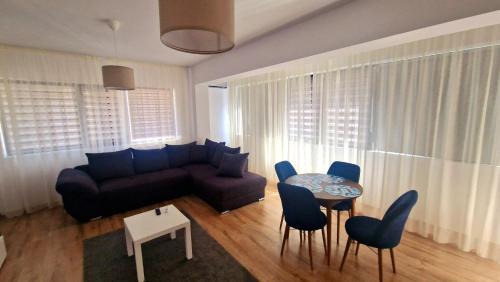 Sector 6 Apartment | White Flat