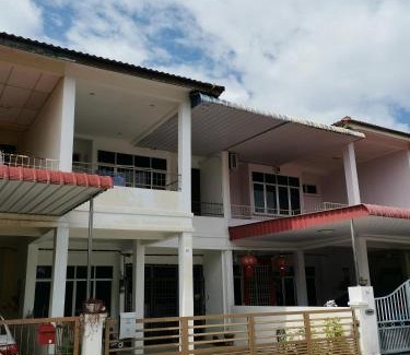 Central Seberang Perai House | White House 19 Room B