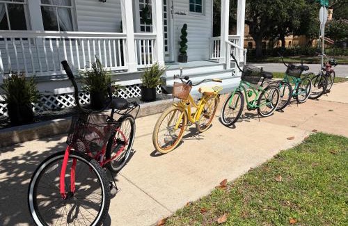 San Jacinto House | White Magnolia - Bakery Treats, Walk to Beach, Strand, Cruise, Pleasure Pier