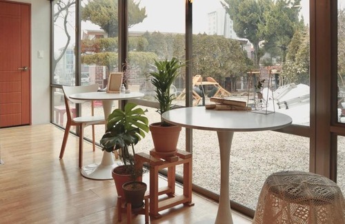 Seongbuk-dong Hostel | White Story