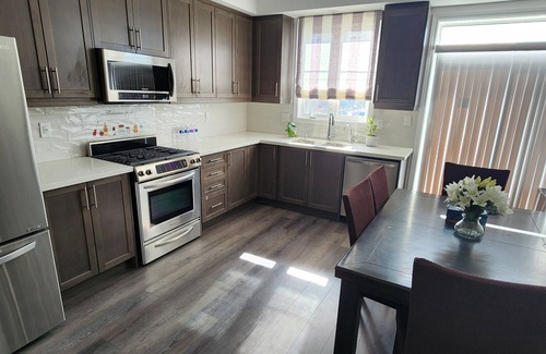 Paris House | Whole House 4 BR 3.5 WR, 2 km to H.W 403 & Downtown