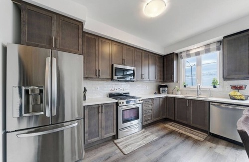 Paris House | Whole House 4 BR 3.5 WR, 2 km to H.W 403 & Downtown