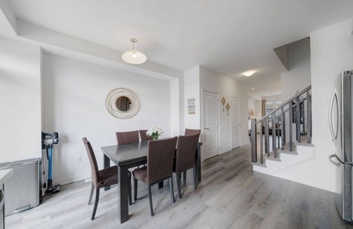 Paris House | Whole House 4 BR 3.5 WR, 2 km to H.W 403 & Downtown