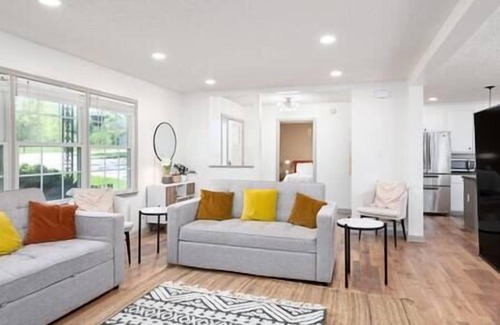 Oakley House | Whole Renovated 5 BR Home minutes to downtown Asheville, Pets welcome