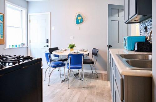 Noble Square Apartment | WickerPark 2Bdrm Downtown SaltShed Jack’s Pumpkin PopUp Sale 155.00 Oct 20-24