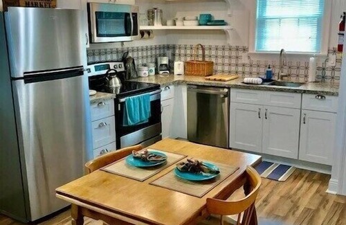 Metairie House | Wide Oaks Flat- RN, Relocation, Seasonal, Central and safe