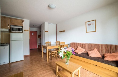 Les Bottieres Apartment | Wifi, ski-in/ski-out & foot of the slopes, fitness, swimming pool, terrace, balcony, parking, tv