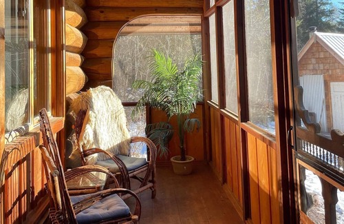 Mara Cottage | Wild Rose Cabin ~ 10 Min from the Larch Hills Nordic Ski Trails
