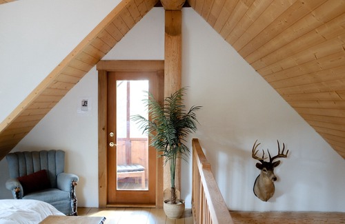 Mara Cottage | Wild Rose Cabin ~ 10 Min from the Larch Hills Nordic Ski Trails