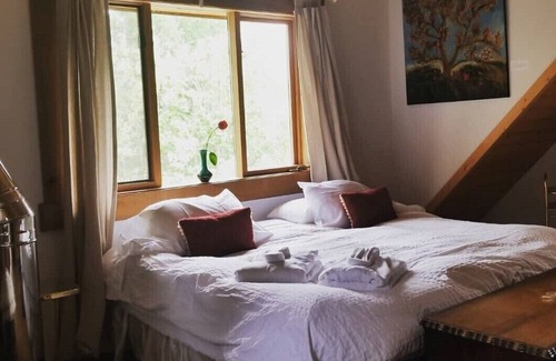 Mara Cottage | Wild Rose Cabin ~ 10 Min from the Larch Hills Nordic Ski Trails