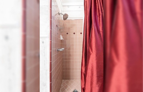 Twin Peaks Hotel | Wild Rose Duplex - Studio | One Bed | ¾ Bathroom | Sleeps Two