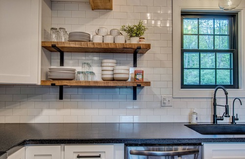 Valois House | Wildwood Cabin: Romantic cozy cabin in the woods with indoor fireplace