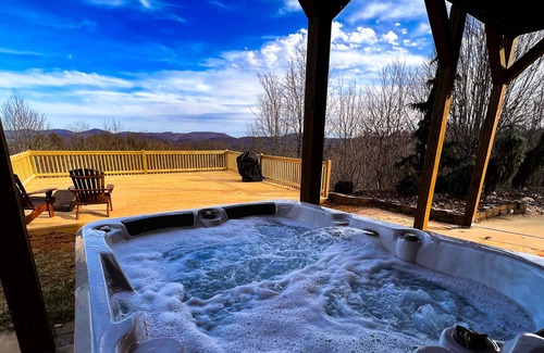 Boomer Cabin | Wilkes County Western NC 3br Cottage with Hot Tub!