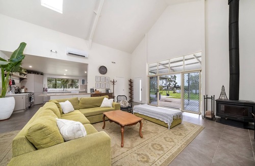 Fullerton Cove House | Willow Barn on 9 acres - Huge Swim Spa - Country Escape for Families and Groups