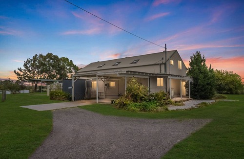 Fullerton Cove House | Willow Barn on 9 acres - Huge Swim Spa - Country Escape for Families and Groups
