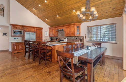 Dorrington Cabin | Wilson's Roost- Snowshoe Springs Lake