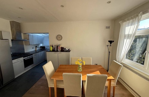 Hillside Apartment | Wimbledon retreat near village & park