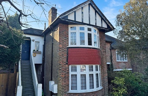 Hillside Apartment | Wimbledon retreat near village & park