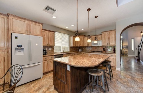 Westlake House | WIND HOUSE Luxury Next to Downtown OldTown Airport SleepTrain Arena Pool Sauna