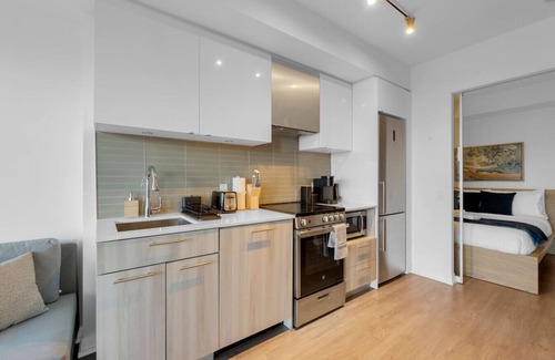 Downtown Toronto Hotel | Windsor Stays - 5 min to Eaton Centre/Sanofi Square