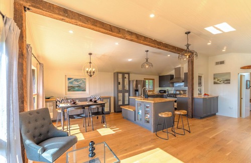 Old Town House | WindyHideaway~NEW & Stunning Retreat! Coastal Family Fun in Bodega Bay! GmRm