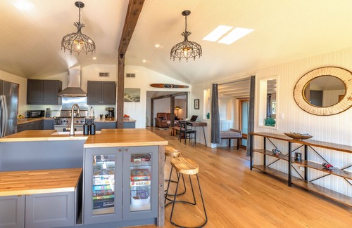 Old Town House | WindyHideaway~NEW & Stunning Retreat! Coastal Family Fun in Bodega Bay! GmRm