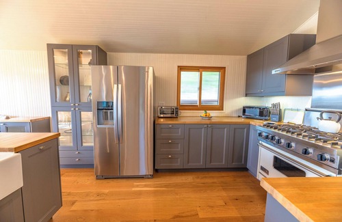 Old Town House | WindyHideaway~NEW & Stunning Retreat! Coastal Family Fun in Bodega Bay! GmRm