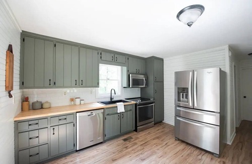 Dahlonega Cabin | Wine Country Getaway Chalet Pet Friendly