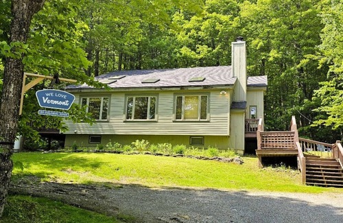 West Dover Ski Chalet | Wine Moose Hot tub Fireplace Sauna 9min to Mt Snow