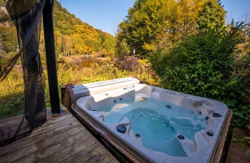 Saint-Raymond Cabin | Winter Wonderland Chalet with Fireplace & Kayaks