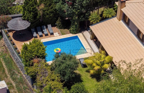 Prazeres Villa | With pool, garden and barbecue - Vila Esperança